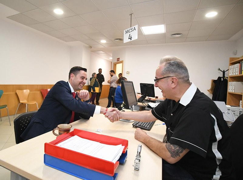 El Alcalde visita la nueva oficina de Atención al Contribuyente en Gamonal-Caspicol